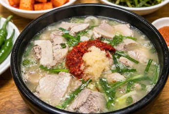 돼지국밥 (Canh thịt heo) 猪肉汤饭