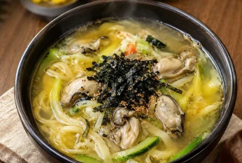 굴 칼국수  (Bánh canh hàu) 生蚝刀削面