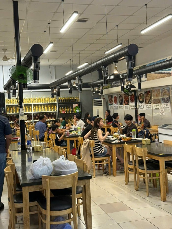 Không gian ẩm thực ấm cúng tại Nhà hàng nướng Nhơn Trạch