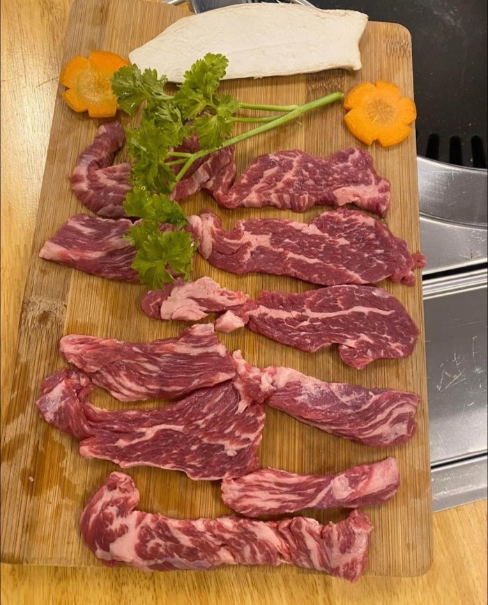 Thực đơn phong phú tại quán nướng gần đây